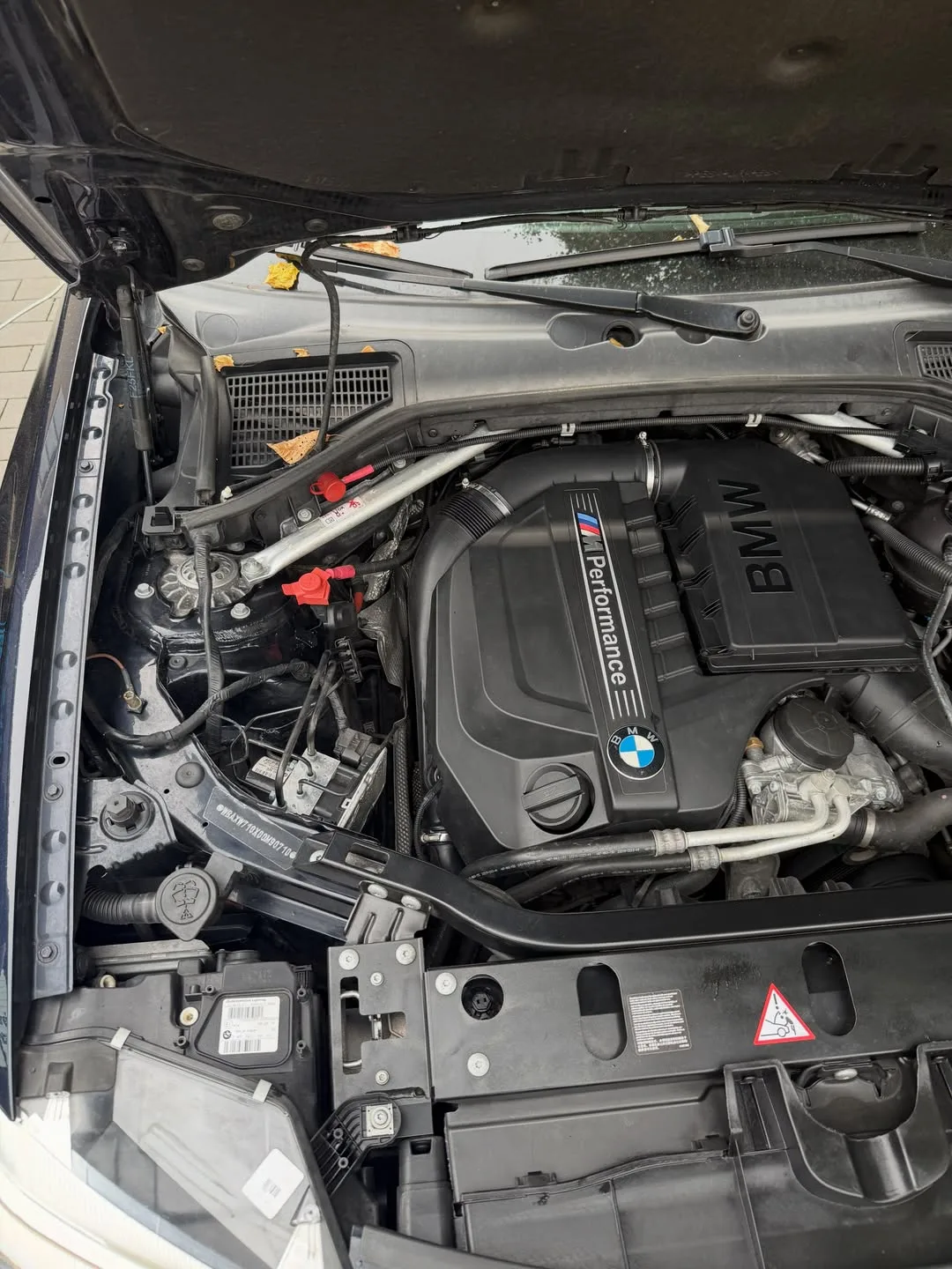 Derselbe BMW-Motorraum nach dem Trockeneisstrahlen