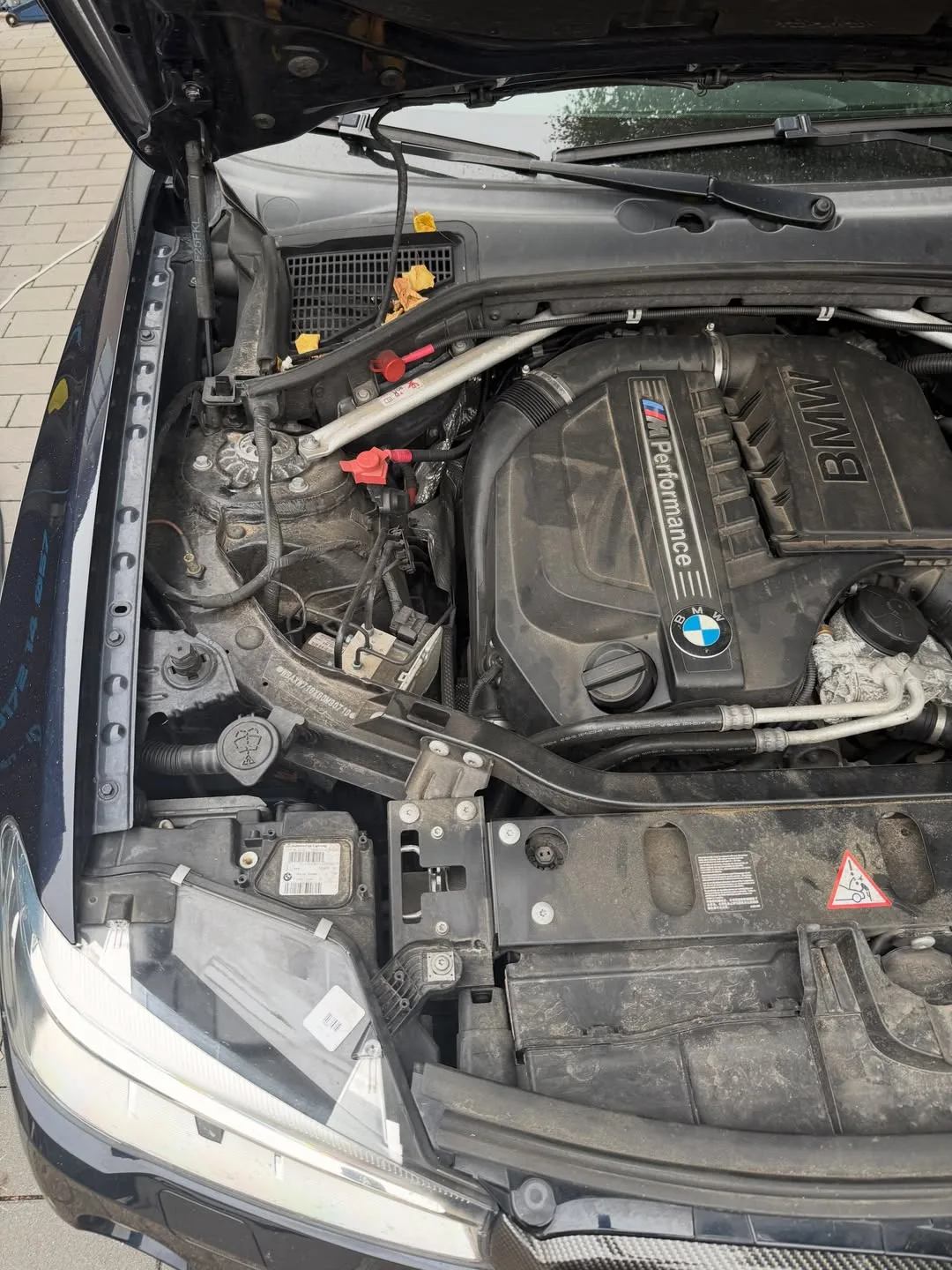 BMW-Motorraum vor dem Trockeneisstrahlen